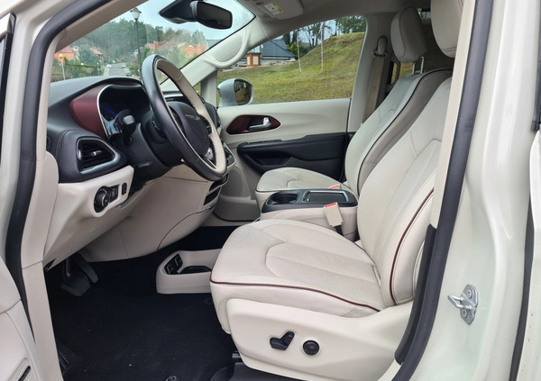 Chrysler Pacifica cena 119000 przebieg: 159000, rok produkcji 2017 z Góra małe 379